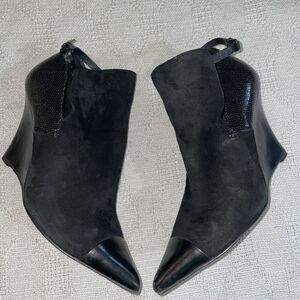 Elie Tahari Women’s Dressy Wedge Heels Size 38 U.S. 7 M Black Suede Leather